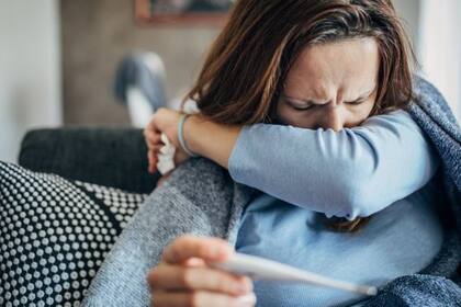 Ambos virus pueden ser asintomáticos en algunas personas y mutar rápidamente; además, comparten parte de la sintomatología