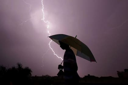 Ante un pronóstico de tormentas eléctricas es recomendable evitar actividades al aire libre o buscar rápidamente refugio bajo techo