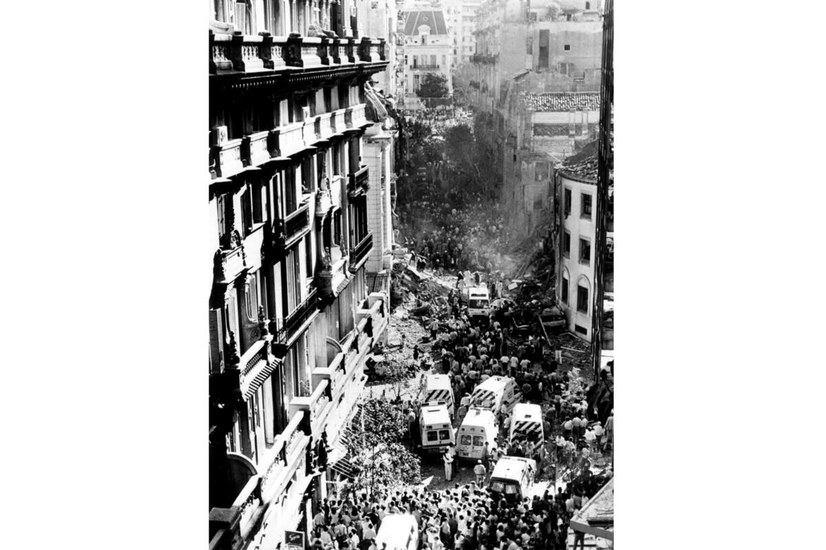 Ambulancias en medio del horror por el atentado a la Embajada de Israel