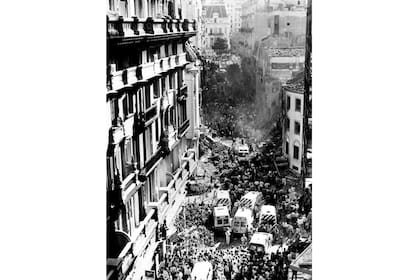 Ambulancias en medio del horror por el atentado a la Embajada de Israel