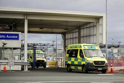 Ambulancias salen del Aeropuerto Internacional de Auckland en Auckland, Nueva Zelanda, el lunes 11 de marzo de 2024.