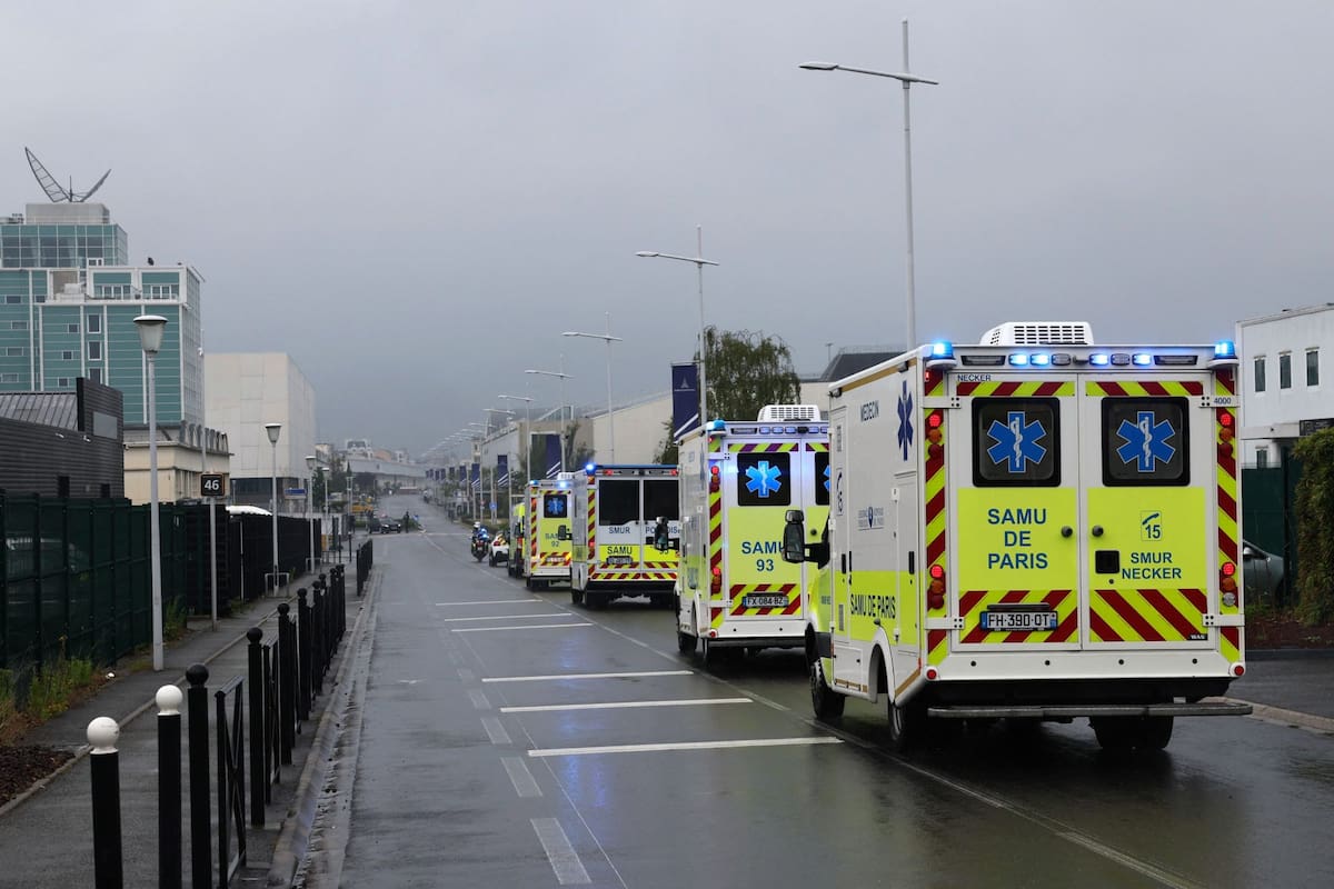 Ambulancias transportaron a pasajeros franceses que viajaron a bordo del MV Hondius, donde se registró el brote de hantavirus