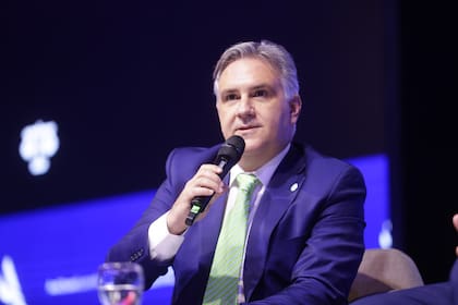 AmCham Summit 2025 en el Centro de Convenciones de Buenos Aires. Martín Llaryora gobernador de Córdoba.