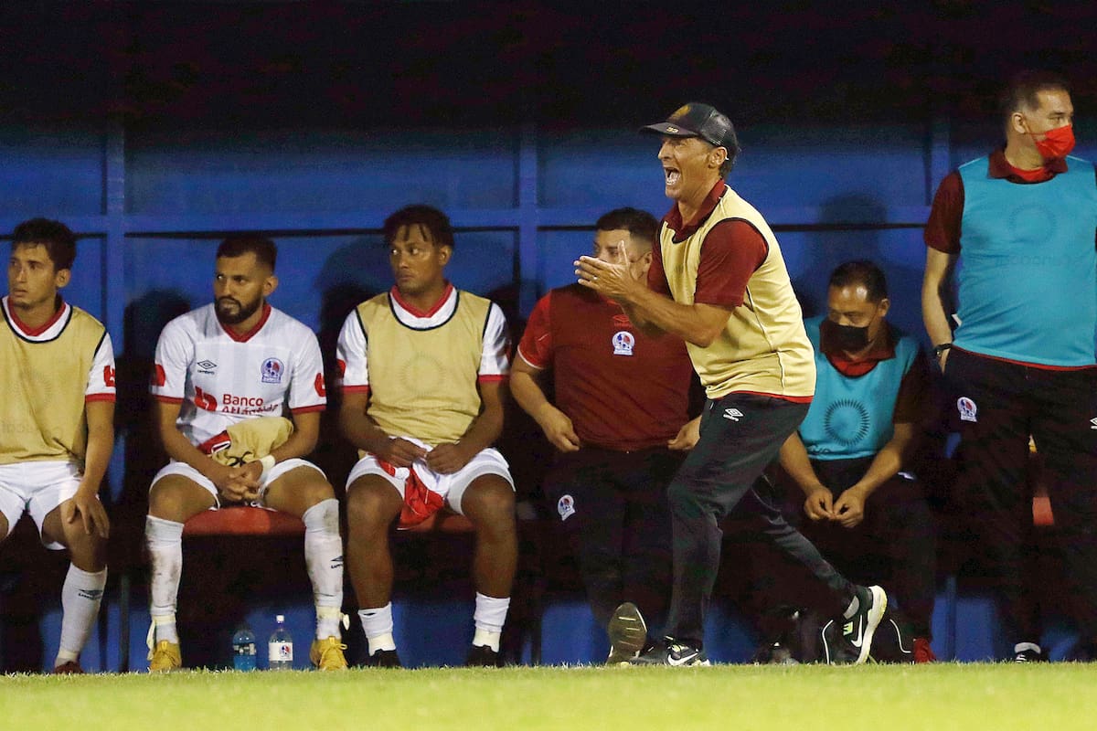 AME6047. SAN PEDRO SULA (HONDURAS), 23/12/2021.- Pedro Troglio director técnico del Olimpia durante el partido ante Real España por la gran final del campeonato Apertura de la Liga Nacional de Honduras, hoy en el estadio Francisco Morazan de la ciudad de San Pedro Sula en la zona norte de Honduras. EFE/José Valle