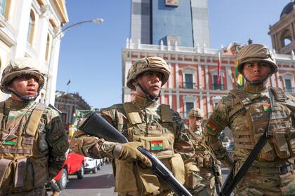 AME6897. LA PAZ (BOLIVIA), 26/06/2024.- Militares permanecen frente a la sede del Gobierno de Bolivia, este miércoles en La Paz (Bolivia). El presidente de Bolivia, Luis Arce, nombró en la sede del Ejecutivo a nuevos comandantes del Ejército boliviano en medio de un movimiento militar que calificó de "golpe de Estado" por parte de Juan José Zúñiga, quien hasta hoy era el comandante general. EFE/ Luis Gandarillas