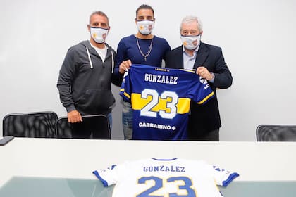 El presidente junto a Raúl Cascini y Diego "Pulpo" González, el último refuerzo que sumó Boca.