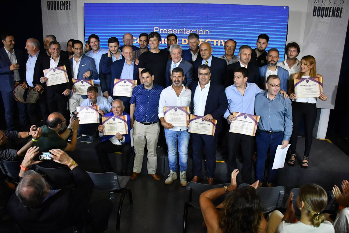 Ameal, Pergolini y el resto de los integrantes de la nueva comisión directiva de Boca, en el museo del club.