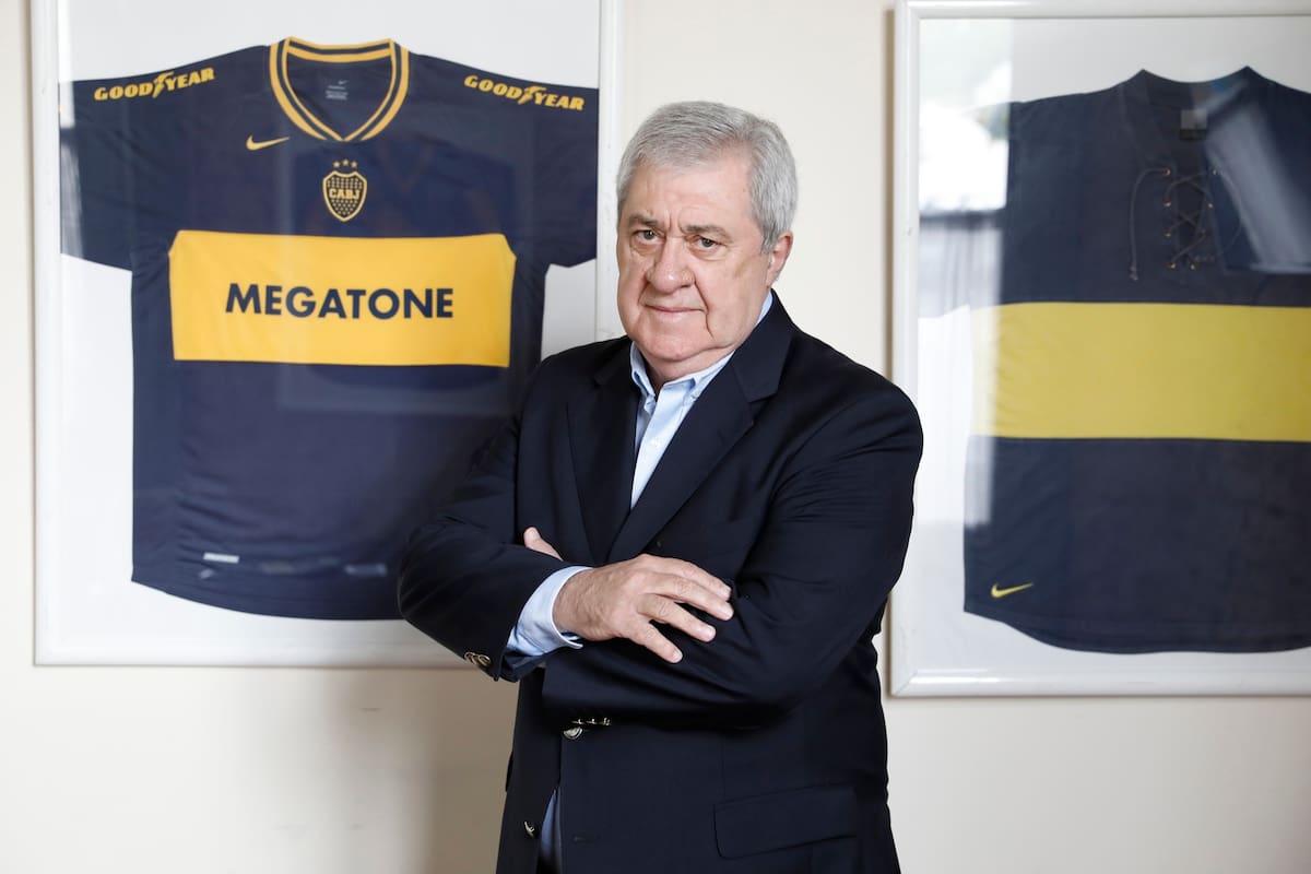 Ameal posa con el fondo de camisetas de Boca. El domingo, las elecciones en Boca consagrarán al sucesor de Angelici