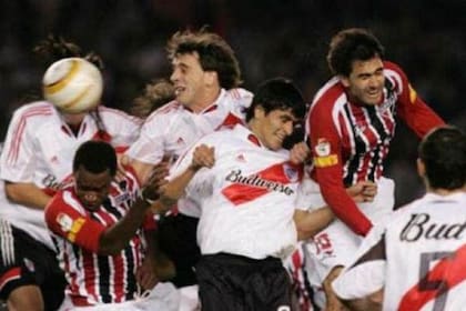Ameli salta detrás de Lucho González en la noche de la derrota con San Pablo y la eliminación en la Copa LIbertadores
