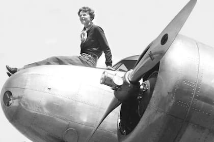 Amelia Earhart, la pionera de la aviación que desapareció cuando quería dar la vuela al mundo con su nave Lockheed