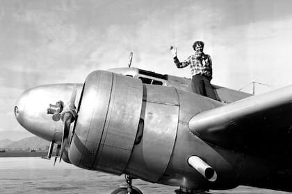 Amelia en su avión