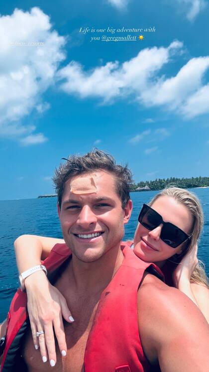Amelia y su pareja, Greg, en Maldivas: amor y relax en las aguas cristalinas