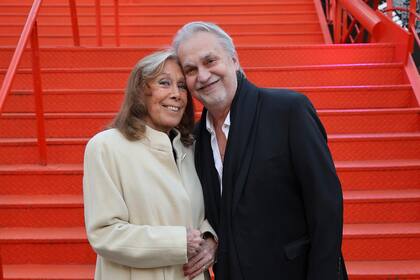 Amelita Baltar y David Lebón llegan a la entrega de los diplomas al mérito de los Premios Konex a la Música Popular