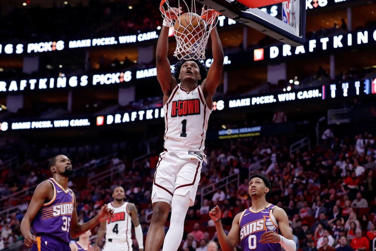 Amen Thompson logra triple-doble y ayuda a los Rockets a remontar para vencer 119-111 a los Suns
