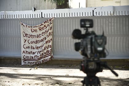 La amenaza a la prensa quedó expuesta en un cartel dejado en una de las paredes del Canal 5, en Rosario