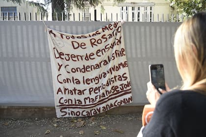 El intimidatorio mensaje fue dejado en la madrugada del martes en las rejas del Canal 5, de Rosario