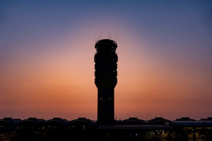 Amenaza de bomba detiene vuelos temporalmente en aeropuerto Reagan de Washington