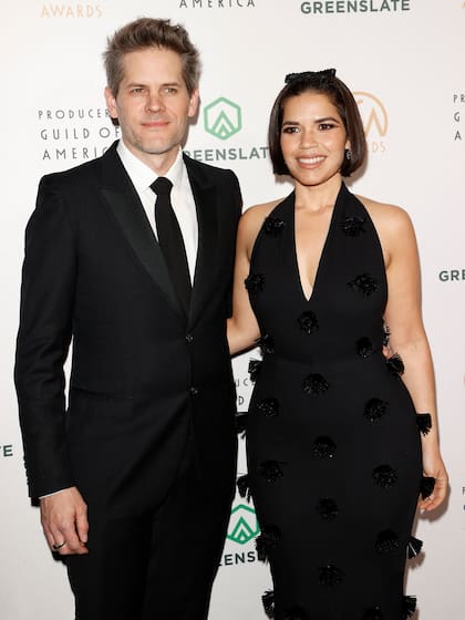 America Ferrera, actriz de Barbie, acudió a la ceremonia de los Producers Guild Awards junto a su marido, el también actor Ryan Piers Williams