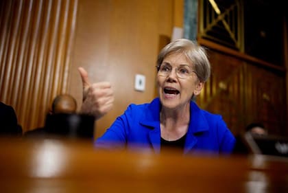 La senadora demócrata Elizabeth Warren, frontal opositora de la fusión