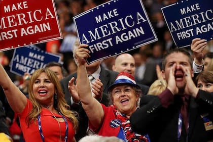 Simpatizantes de Trump con carteles de "Make America First Again".