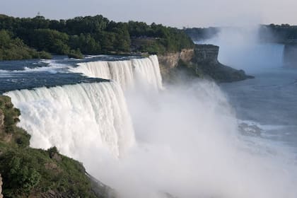 American Falls, en las cataratas del Niágara, con las cascadas en su máximo esplendor