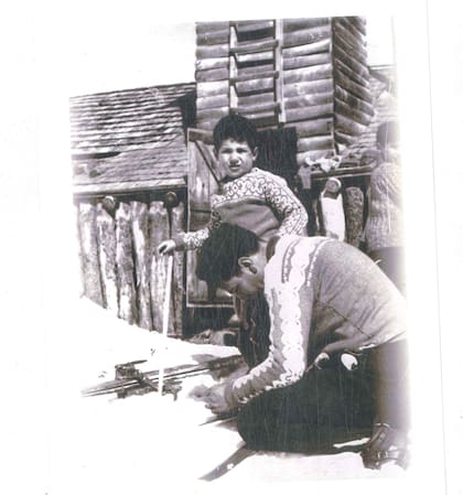 Américo Astete, de joven, preparando las tablas junto al refugio