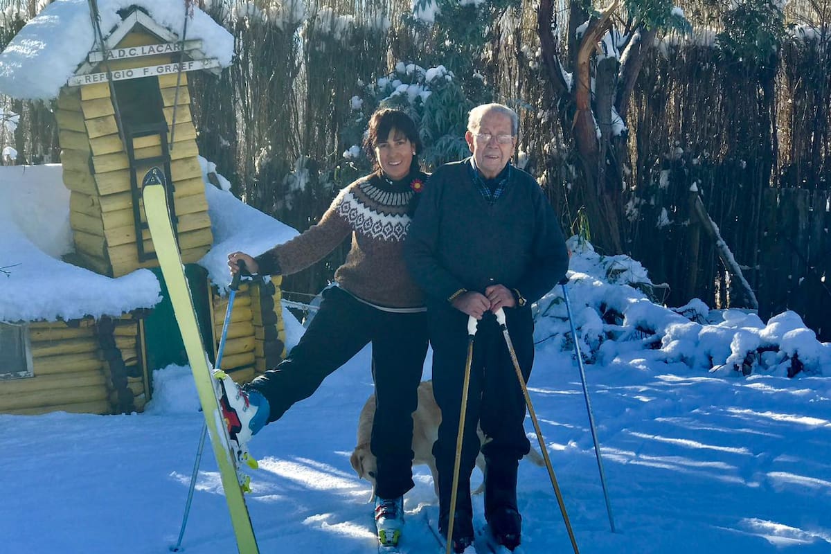 Américo Astete, pionero del esquí en San Martín de los Andes, junto a su hija Verónica, también esquiadora