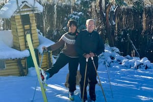 Américo Astete, pionero del esquí en San Martín de los Andes, junto a su hija Verónica, también esquiadora