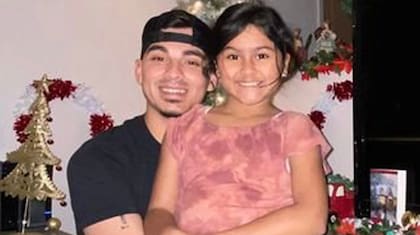 Amerie Jo Garza en los brazos de su padre Ángel Garza