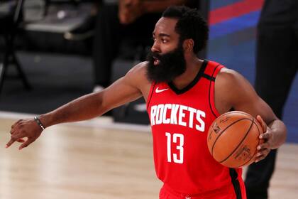ames Harden # 13 de los Houston Rockets dribla durante la segunda mitad contra los Dallas Mavericks en The Arena en ESPN Wide World Of Sports Complex