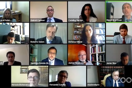La audiencia virtual del TOF 3; abajo, a la derecha, escucha Telledín