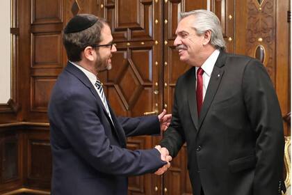 El presidente de la AMIA, Amos Linetzky, saluda a Alberto Fernández