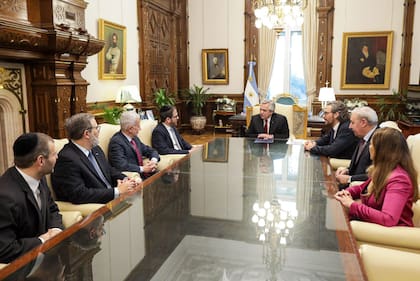 El presidente Alberto Fernández, el canciller Santiago Cafiero y el titular de AMIA, Amos Linetzky, junto al resto de los asistentes a la reunión de este mediodía en Casa Rosada.