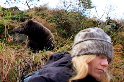 Amie Huguenard, compañera de Treadwell, frente a uno de los osos que había en el campamento