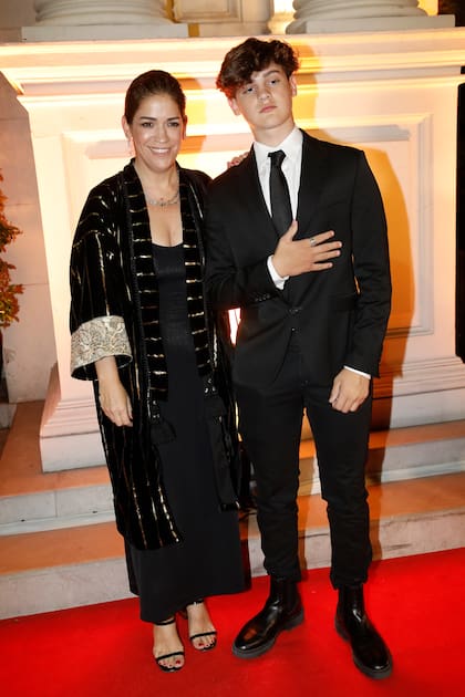 Amiga de Pampita y madrina de su hijo Bautista, la maquilladora Estefanía Novillo en un traje de Anushka Elliot.