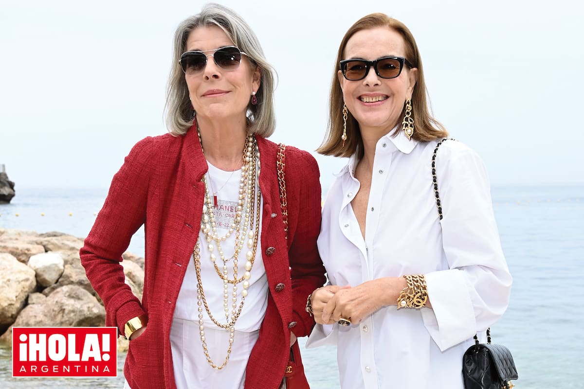 Amigas íntimas y consuegras. Carolina de Mónaco (que ya luce sus canas al completo) y Carole Bouquet posaron juntas. La princesa con remera blanca, pantalón maxi de broderie y chaqueta roja y varias vueltas de cadenas y perlas, y la actriz con camisa blanca que combinó con un palazzo muy ligero.