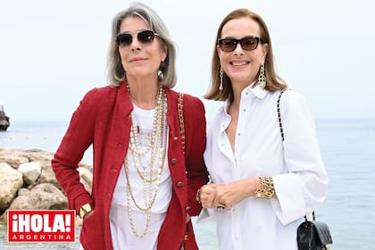 Amigas íntimas y consuegras. Carolina de Mónaco (que ya luce sus canas al completo) y Carole Bouquet posaron juntas. La princesa con remera blanca, pantalón maxi de broderie y chaqueta roja y varias vueltas de cadenas y perlas, y la actriz con camisa blanca que combinó con un palazzo muy ligero.