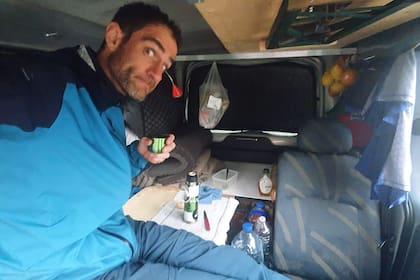 Amigo del ambiente, Luciano usó materiales reciclados para camperizar su Kangoo.