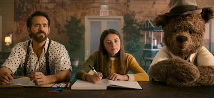 Ryan Reynolds y Calley Fleming, en una escena del film Amigos imaginarios