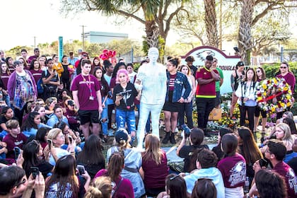 Amigos de las víctimas de Parkland se reúnen en un memorial, en el primer aniversario del tiroteo