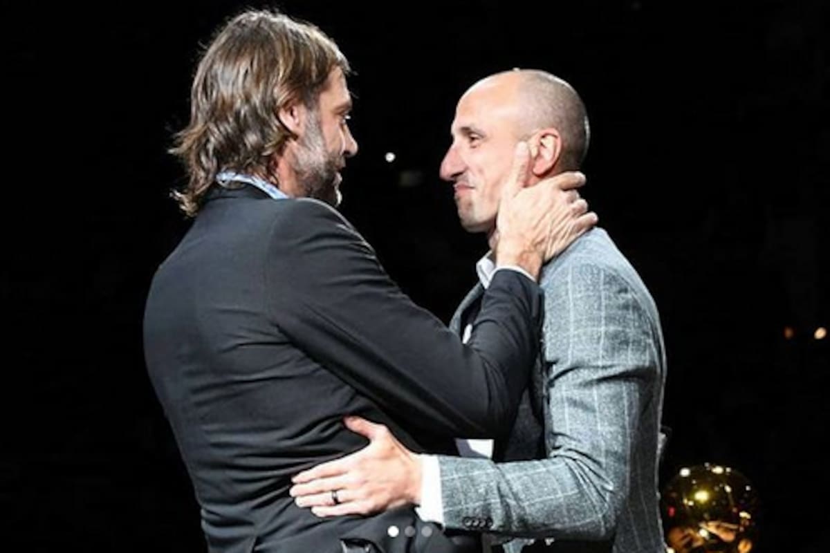 Amigos dentro y fuera de la cancha de básquetbol: Oberto y Ginóbili, durante la ceremonia de retiro de la camiseta N° 20 de Manu de los Spurs; el bahiense este sábado ingresará en el Salón de la Fama