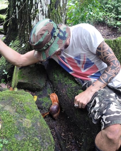 Amigos en el Amazonas: Nino Dolce y un cara a cara con un caracol gigantesco