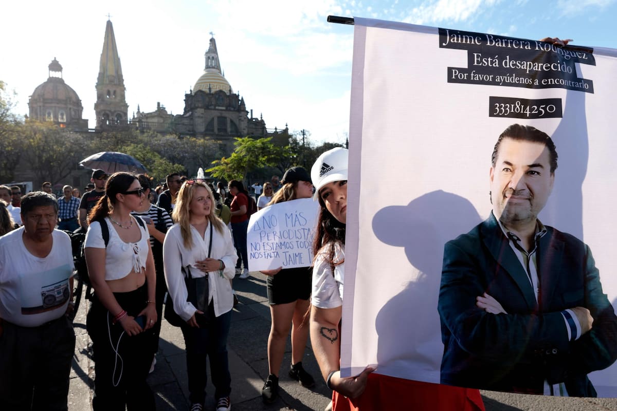 Amigos, familiares y compañeros periodistas se reúnen para exigir que el gobierno encuentre al periodista Jaime Barrera en Guadalajara, estado de Jalisco, México, el 12 de marzo de 2024