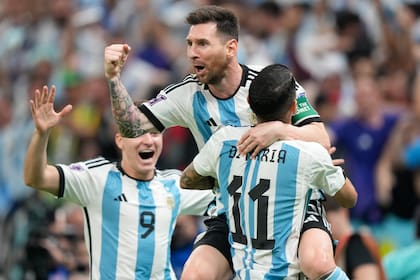 Amigos para siempre: Di María festeja con Lionel Messi el primer tanto del partido con México