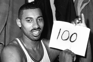 Amigos y familia de Wilt Chamberlain animan a estrellas de la NBA a romper sus récords