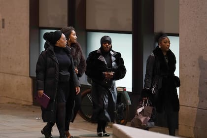 Amigos y familiares de Chris Kaba abandonan el Old Bailey, en el centro de Londres, el lunes 21 de octubre de 2024, después de que el agente de policía londinense que disparó mortalmente a Kaba fuera absuelto del cargo de homicidio. (Jordan Pettitt/PA via AP)