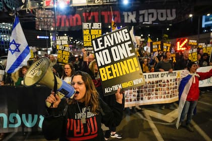 Amigos y familiares de los rehenes israelíes que siguen cautivos en la Franja de Gaza por milicianos del grupo Hamás asisten a una marcha por su liberación en Tel Aviv, Israel, el sábado 9 de marzo de 2024