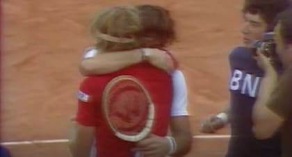 Amigos y rivales: el abrazo de Vilas y Borg tras la final de Roland Garros 1975