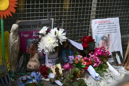 Amigos y vecinos armaron un altar frente a la casa de la adolescente asesinada