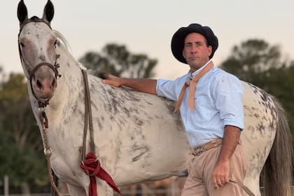 Amilcar Unanue tiene 44 años y es domador de caballos